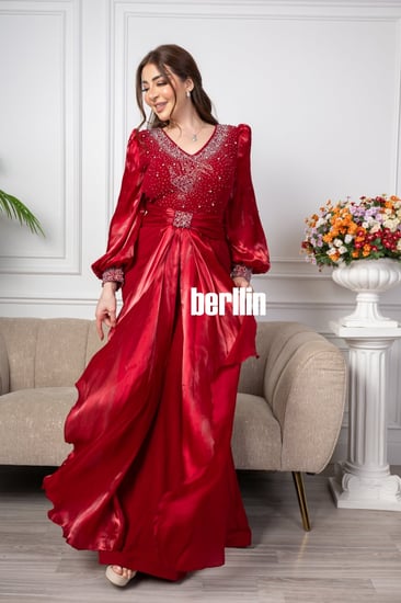 فستان سهرة طويل مميز بالفصوص لون احمر