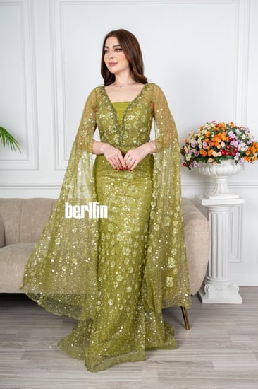 فستان سهرة ماكسي ضيق مطرز بأكمام كيب كموني