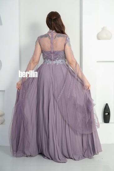 فستان سهرة مميز بمطرز وبأكمام كيب تل لون موف