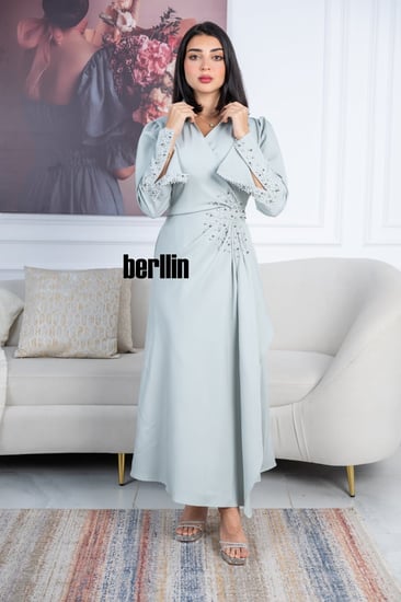 فستان تيفاني فاتح أنيق بقصة ملفوفة وتطريزات لؤلؤية فاخرة