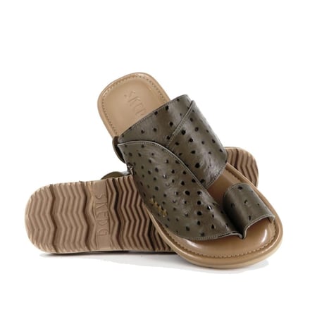 حذاء شرقي زيتي