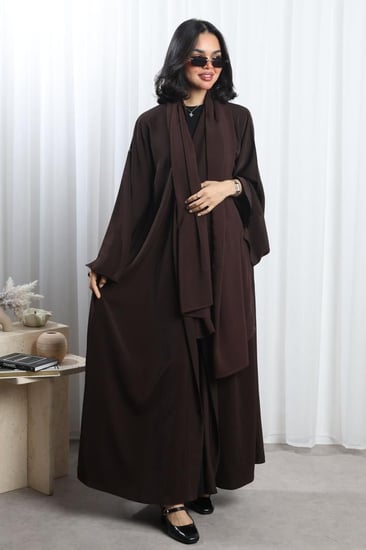 عباية بني أكمام واسعة بفتحة ناعمة