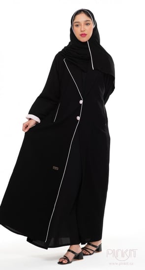 عباية سوداء بتصميم معطف وأزرار وردية مع جيوب