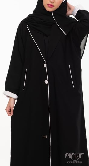 عباية سوداء بتصميم معطف وأزرار وردية مع جيوب