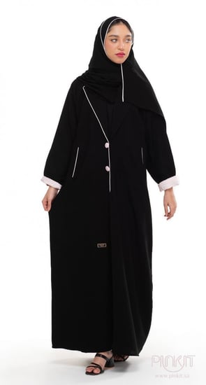 عباية سوداء بتصميم معطف وأزرار وردية مع جيوب