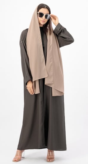 عباية رمادي ورملي حرير بارد