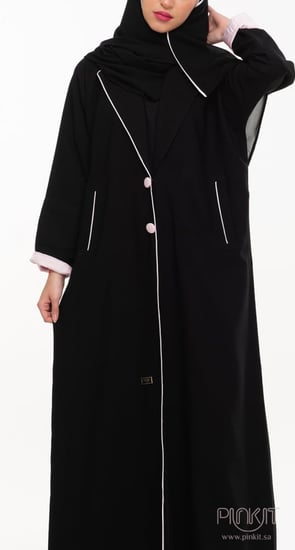 عباية سوداء بتصميم معطف وأزرار وردية مع جيوب