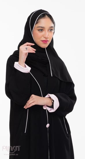 عباية سوداء بتصميم معطف وأزرار وردية مع جيوب