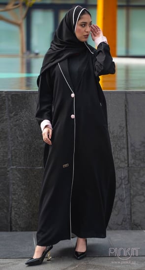 عباية سوداء بتصميم معطف وأزرار وردية مع جيوب