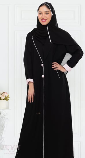 عباية سوداء بتصميم معطف وأزرار وردية