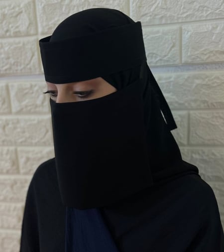 نقاب أسود مائل مطاط 7 إنش بخامة ناعمة وخفيفة