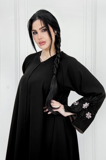 عباية كلوش سوداء بتطريز كم بني من قماش إنترنت مع زرار كامل