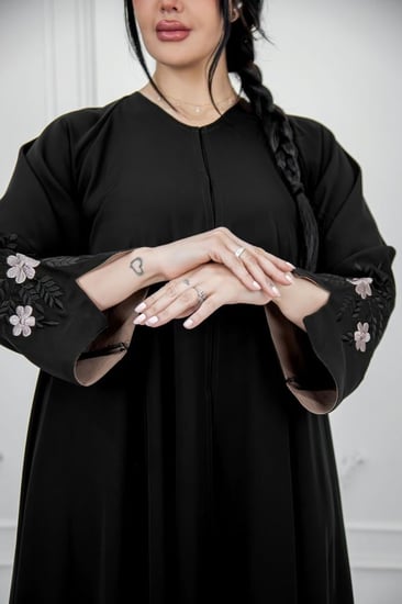 عباية كلوش سوداء بتطريز كم بني من قماش إنترنت مع زرار كامل