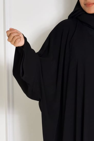 عباية إماراتي ملكي كوري سوداء مستقيمة بكم قيطان مع زرار كامل