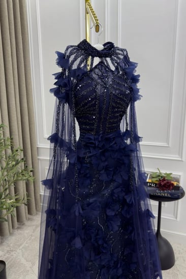 فستان ملكه قطعتين مزين بالترتر و ورود لونين