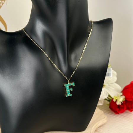 عقد حرف F سكانفين ذهب عيار18 بوزن 2.32 جم تقريبا