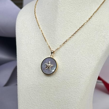 عقد النجمة لون ابيض صدفي ذهب عيار21