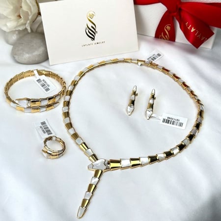 طقم ذهب عيار18 بوزن 72.53 جم تقريبا