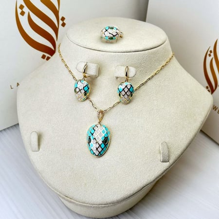 نصف طقم ذهب عيار18 بوزن 29.63 جم تقريبا