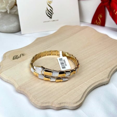 طقم ذهب عيار18 بوزن 72.53 جم تقريبا