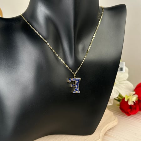 عقد حرف F سكانفين ذهب عيار18 بوزن 2.32 جم تقريبا