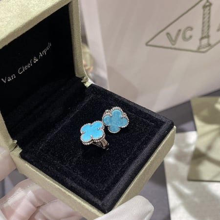 أقراط أذن فان كليف