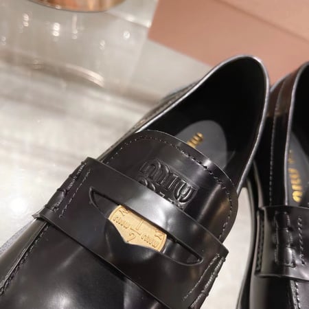 حذاء ميو ميو