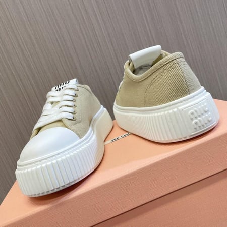 حذاء ميو ميو