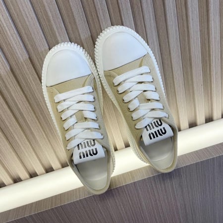 حذاء ميو ميو