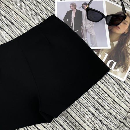 تنورة وشورت فلانتينو