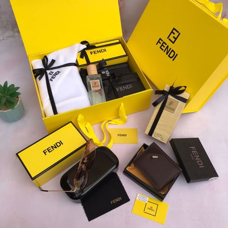 بوك مع شماغ فندي ابيض مع عطر ونظارة فندي الرياض