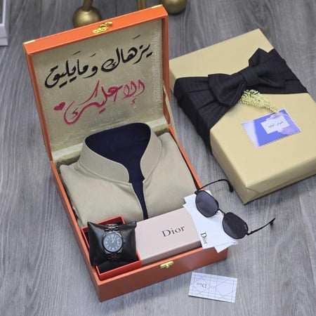 سديري و قماش ديور مع نظارة ديور وساعة رولكس