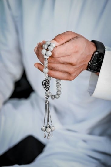 اجمل سبحة بلون مميز ونكتب الاسم او الحرف عليها