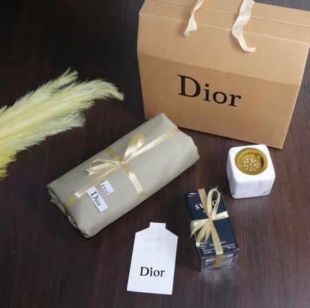 ثياب شتوي رجاليه بيج مع مبخرة وعطر ديور