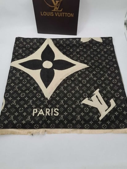 شال lv نسائي اسود