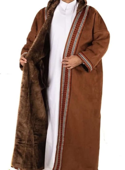 فروة شتوية رجالية بنية اللون بقبعة منقوشة وتصميم عصري