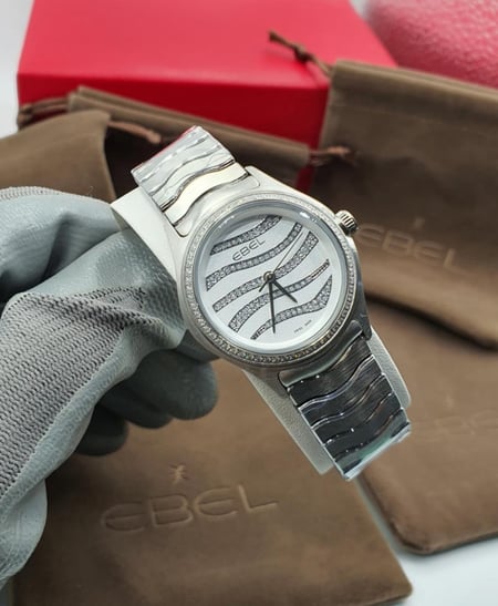 ساعة ابل نسائية - درجة أولى بتصميم أنيق مع كرت الماركة