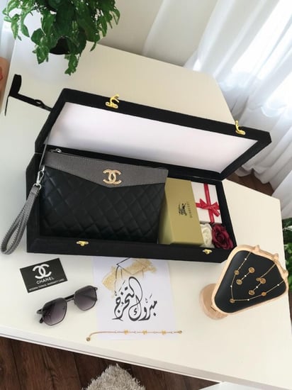 هدايا تخرج نسائية مع شنطة شانيل