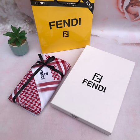 شماغ فندي ابيض ماركة