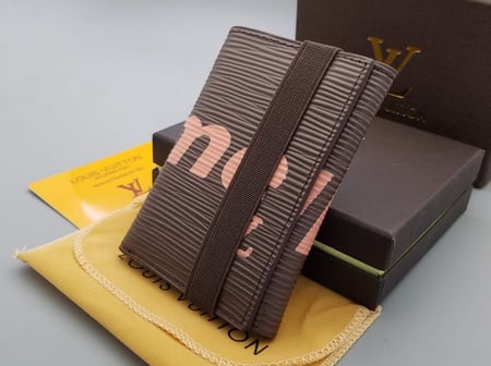 متجر محافظ لويس فيتون