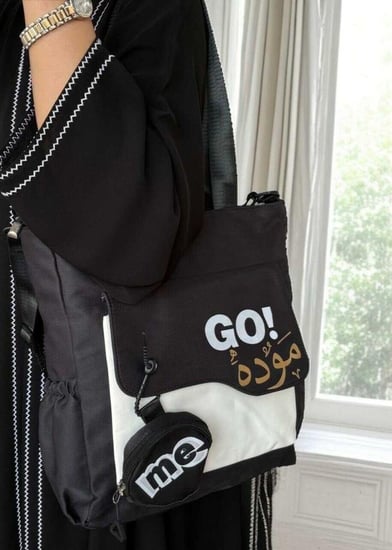 شنطة كتف مدرسية سوداء للبنات مطبوع عليها اسم موده مناسبة للجامعة