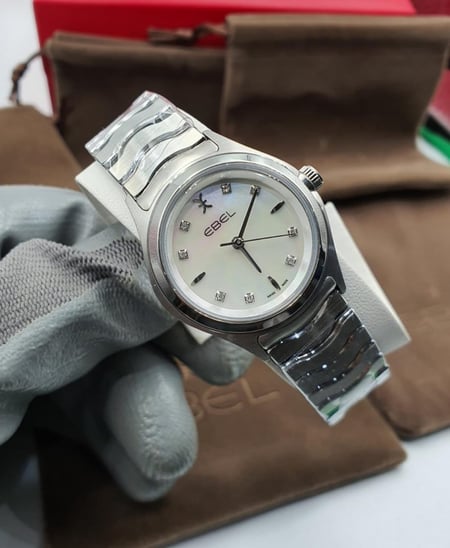 ساعة للنساء ماركة ابل