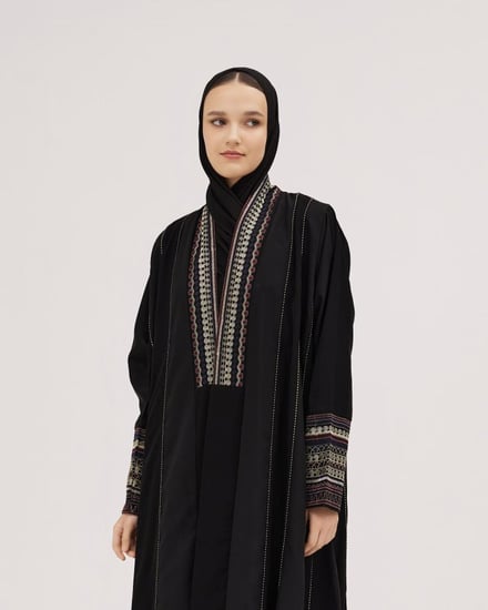 عباية ملكي دبل كلوش بتطريز ملون وقِيطان طولي - أسود