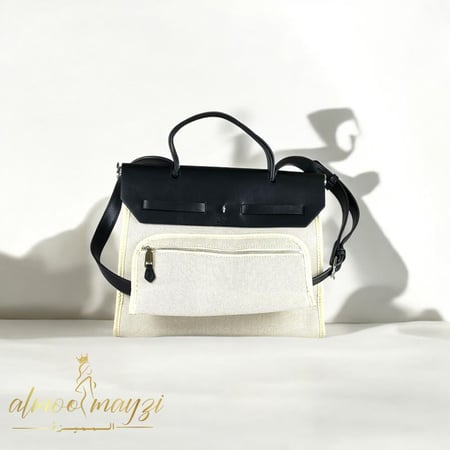 حقيبة يد كبيرة بيضاء وسوداء من هيرمز