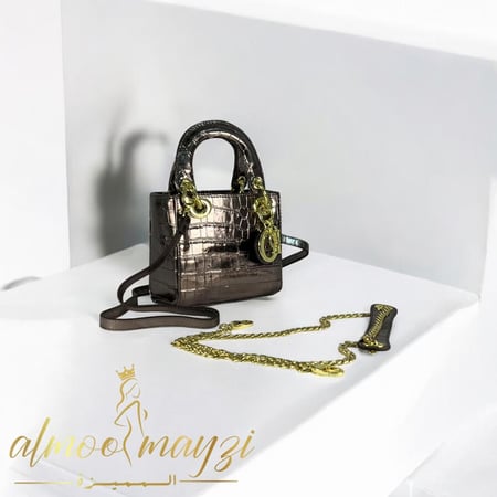 حقيبة يد من ديور بلون بني بتصميم جلد تمساح مع زخارف ذهبية