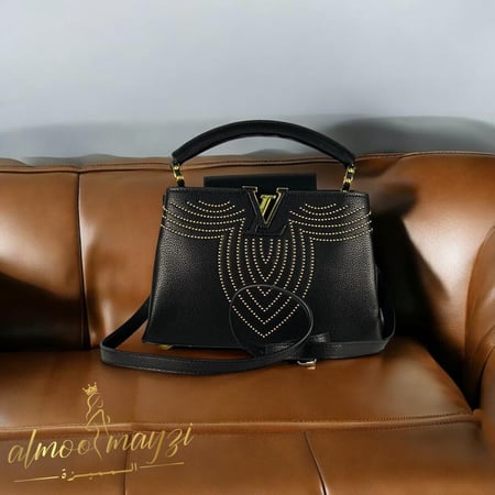 حقيبة سوداء كلاسيكية  من لويس فيتون مصنوع من الجلد مع نقش ذهبي