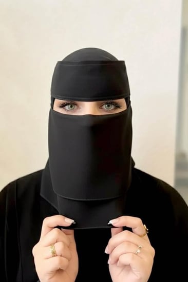 نقاب طبقتين مقوى بمطاط مائل الواجهة الأمامي