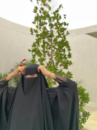 عباية سوداء فاخرة للرأس مع تفاصيل دقيقة