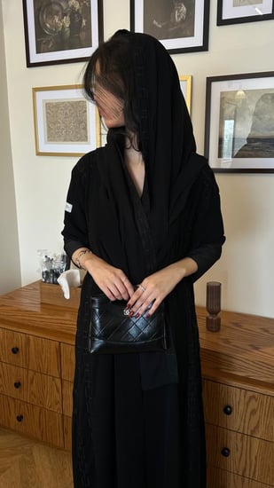 عباية نص كلوش قماش(ملكي)تطريز اسود اكمام سترتش