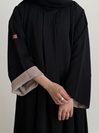 عباية اسود قماش (بلاك بيري) ،مقفلة بجيوب و بكُم لون خربزي